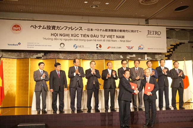 Chủ tịch Tập đoàn C.T Group ký kết với Quỹ đầu tư Real Cappital - Nhật Bản tại Tokyo với sự chứng kiến của Thủ tướng chính phủ Nguyễn Xuân Phúc