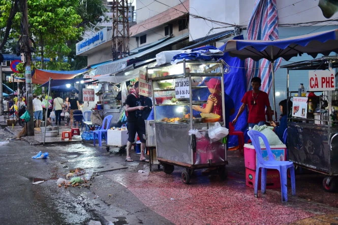 Buôn bán lấn chiếm vỉa hè trên đường Cống Quỳnh, Q.1, TP.HCM - Ảnh: Hữu Thuận
