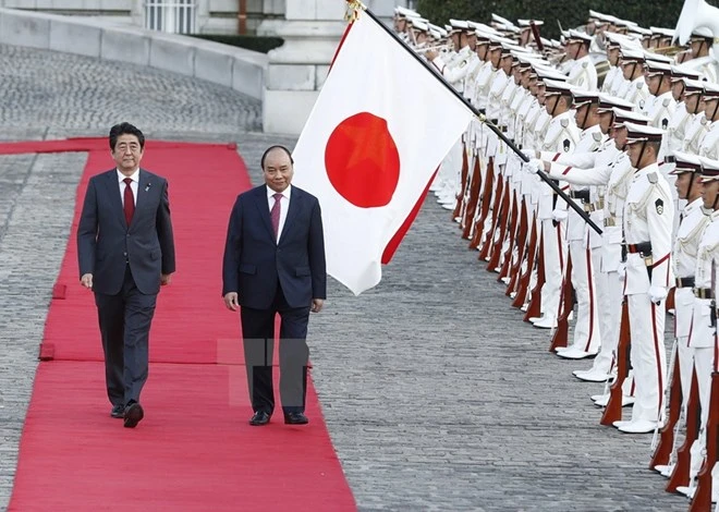 Thủ tướng Nhật Bản Shinzo Abe và Thủ tướng Nguyễn Xuân Phúc duyệt Đội danh dự tại Lễ đón chính thức.