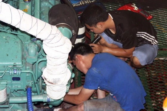 Các thợ sửa máy Công ty Nam Triệu sửa máy những con tàu vỏ thép NĐ-67 ở Cảng Đề Gi (huyện Phù Mỹ, Bình Định). 