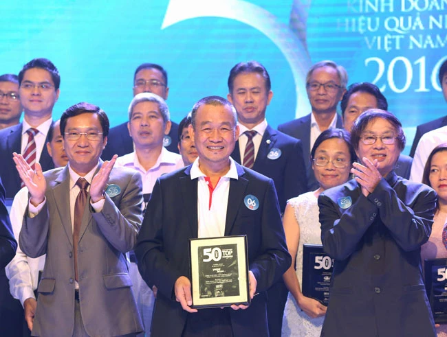 Giám đốc điều hành Vietjet Lưu Đức Khánh nhận giải thưởng.