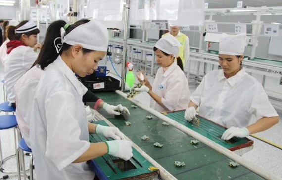 Sản xuất phụ kiện điện thoại di động tại một doanh nghiệp 100% vốn Hàn Quốc tại Thái Nguyên.