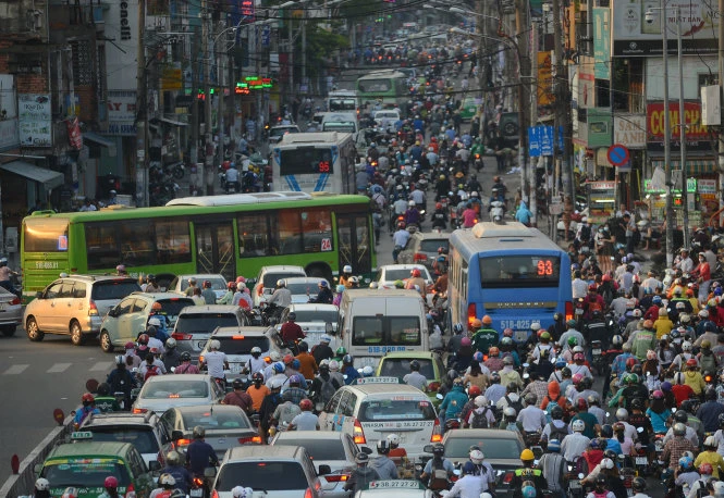 Xe buýt, xe máy và ôtô chen chúc trên đường Xô Viết Nghệ Tĩnh, Q.Bình Thạnh, TP.HCM