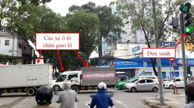 Kiểu lái xe nối đuôi nhau tại các ngã tư dễ dẫn đến tình trạng chặn giao lộ (ảnh chụp khi đèn đỏ tại giao lộ Điện Biên Phủ - Phạm Ngọc Thạch, TP.HCM) 