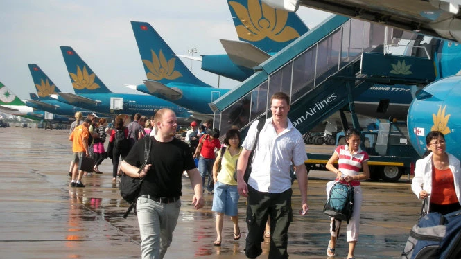 Máy bay xếp hàng đợi lấy khách tại sân bay Tân Sơn Nhất