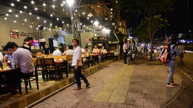Vỉa hè trước một quán nhậu trên đường Phạm Văn Đồng được dọn dẹp thông thoáng, không làm ảnh hưởng tới người đi bộ