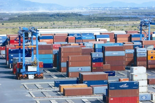 Nhiều doanh nghiệp vẫn băn khoăn về tính khả thi của nghị định về niêm yết giá và phụ phí vận tải biển bằng container. 