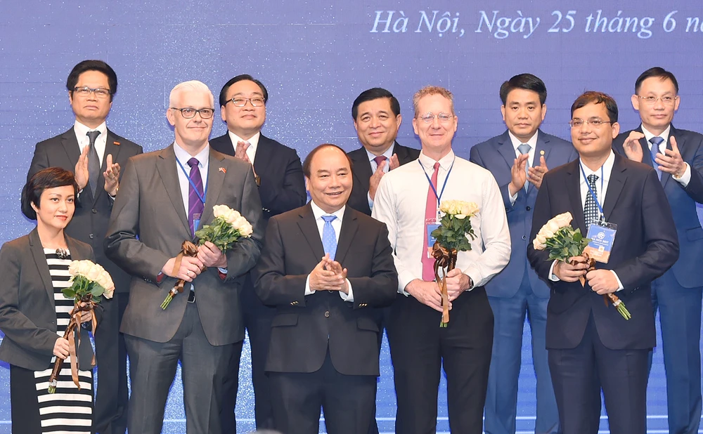 Thủ tướng Nguyễn Xuân Phúc chúc mừng các nhà đầu tư tại hội nghị xúc tiến đầu tư Hà Nội.