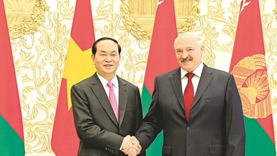 Chủ tịch nước Trần Đại Quang và Tổng thống Belarus Alexander Lukashenko chụp ảnh chung tại lễ đón