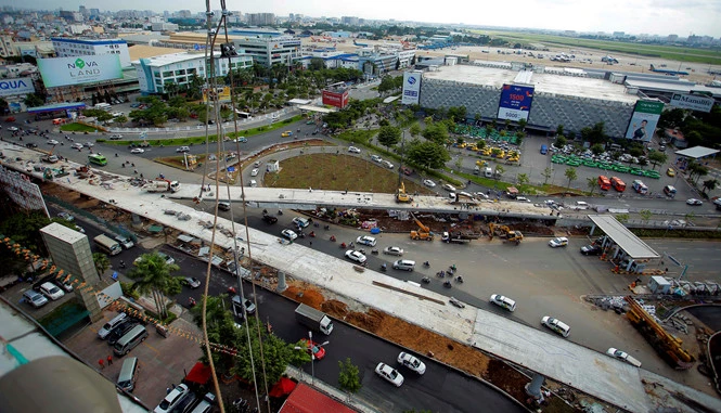  ngày 3.7 sẽ tiến hành khánh thành cầu vượt thép hình chữ Y tại giao lộ Trường Sơn và Tân Sơn Nhất - Bình Lợi - Vành Đai Ngoài dẫn vào ga trong nước và quốc tế của sân bay Tân Sơn Nhất