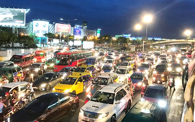 Nhiều chuyên gia cho rằng, dịch vụ “đi chung xe” mang lại nhiều tiện ích cho người dùng và giảm tải hạ tầng giao thông, nên khống chế số lượng chứ đừng cấm.