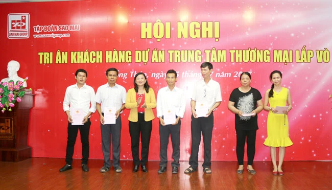 Bà Trương Thị Diệp - Phó Chủ tịch UBND huyện Lấp Vò trao giấy chứng nhận quyền sử dụng đất cho hộ dân