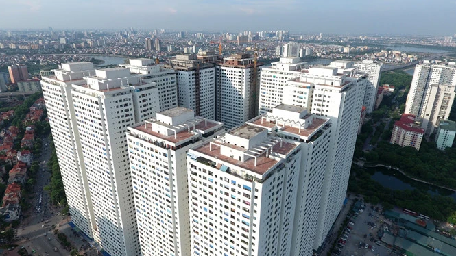 Tổ hợp 12 tòa chung cư HH cao từ 36 - 41 tầng ở khu đô thị Linh Đàm nổi tiếng với mật độ dân số cao, xây san sát