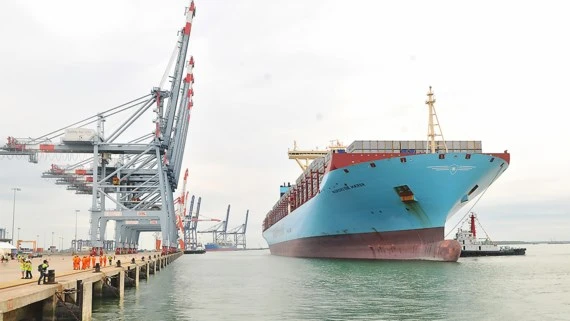 Tàu siêu trọng vào nhận hàng tại khu cảng Cái Mép - Thị Vải