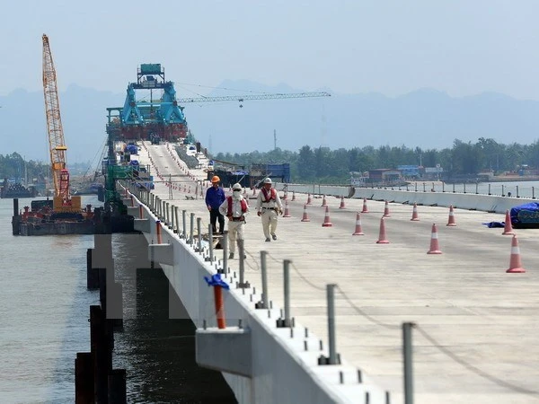 Trên công trường xây dựng cầu Tân Vũ-Lạch Huyện. 