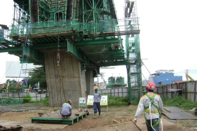 Xây trụ cầu metro xa lộ Hà Nội đoạn trên địa bàn quận 9