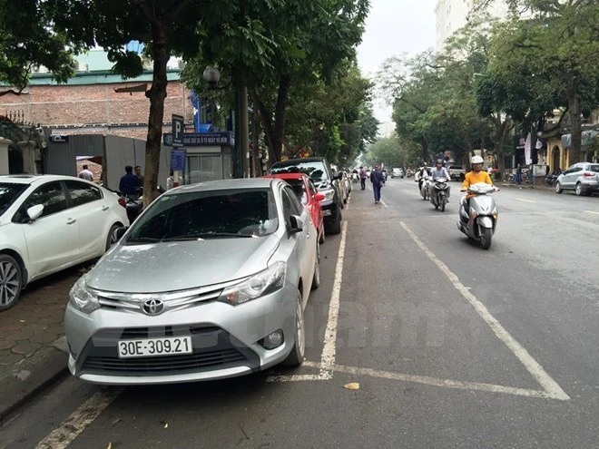 Nhu cầu gửi xe ôtô của Hà Nội là rất lớn khi lượng phương tiện gia tăng nhanh chóng trong khi quỹ đất dành cho bãi đỗ xe quá ít. 