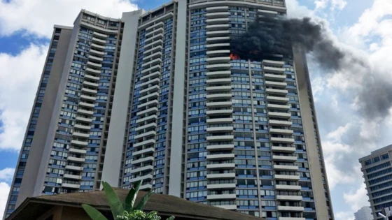 Ngọn lửa bùng phát từ tầng 26 của tòa nhà 36 tầng. Ảnh: abcnews