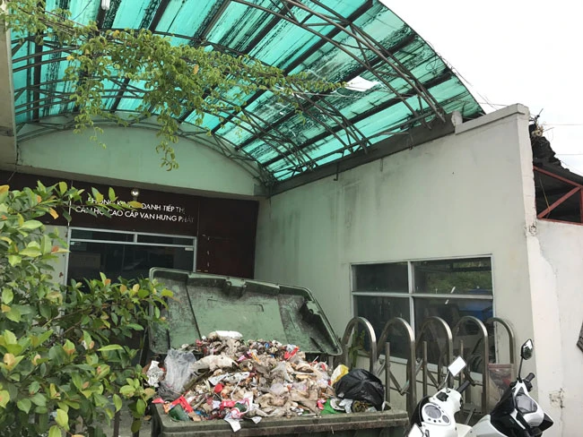 Mặt tiền Phòng kinh doanh tiếp thị chung cư Vạn Hưng Phát đóng kín cửa, rác chất đầy.