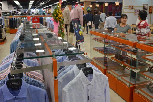 Sản phẩm của một hãng thời trang Việt được bày bán ở trung tâm thương mại tại TP HCM Ảnh: Tấn Thạnh