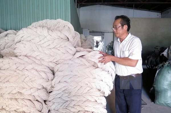 Kiểm tra chất lượng sản phẩm sợi polyester. 