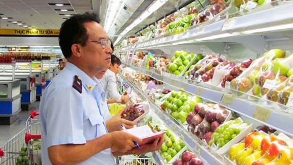 Cơ quan chức năng tổ chức kiểm tra thực phẩm tại một siêu thị ở Hà Nội