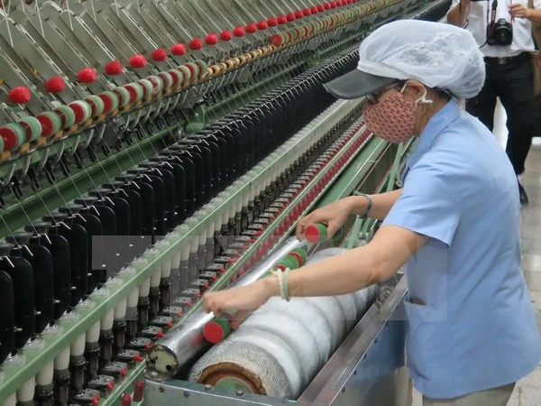 Dây chuyền sản xuất khép kín từ bông, sợi, dệt tại Công ty Cổ phần Dệt may Huế. (Ảnh: Quốc Việt/TTXVN)