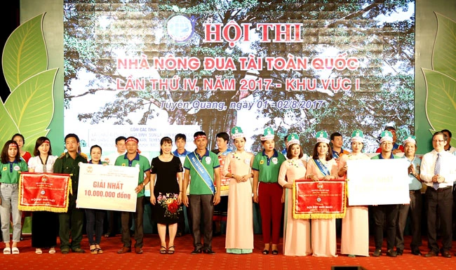 Ban tổ chức Hội thi Nhà nông đua tài toàn quốc (khu vực 1) trao bằng khen cho các đội đạt giải cao.