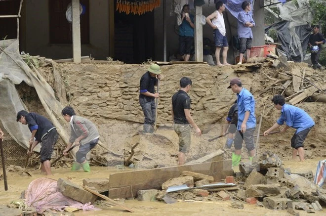 Lực lượng chức năng và người dân khẩn trương khắc phục hậu quả thiên tai tại huyện Mù Cang Chải. 