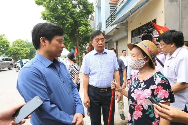 Ông Ngô Văn Quý - Phó Chủ tịch UBND TP Hà Nội cùng lãnh đạo Sở Y tế Hà Nội xuống thực địa tại quận Hà Đông 