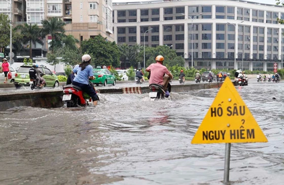 Đường Nguyễn Hữu Cảnh (TP.HCM) thường xuyên ngập sâu sau những trận mưa lớn