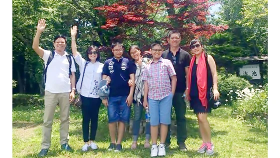 Du khách Việt Nam thích thú với cây phong lá đỏ ở một làng cổ dưới chân núi Phú Sĩ, Nhật Bản. Ảnh: H.HÀ