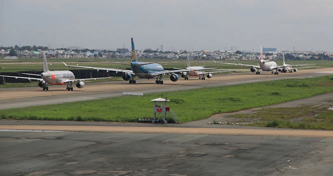 Máy bay xếp hàng chờ cất cánh ở sân bay Tân Sơn Nhất