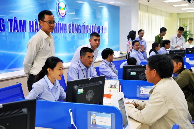 Người dân đến làm thủ tục hành chính tại trung tâm hành chính công tỉnh Đồng Nai - Ảnh: A LỘC