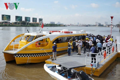Người dân TP HCM háo hức trải nghiệm tàu buýt sông đầu tiên