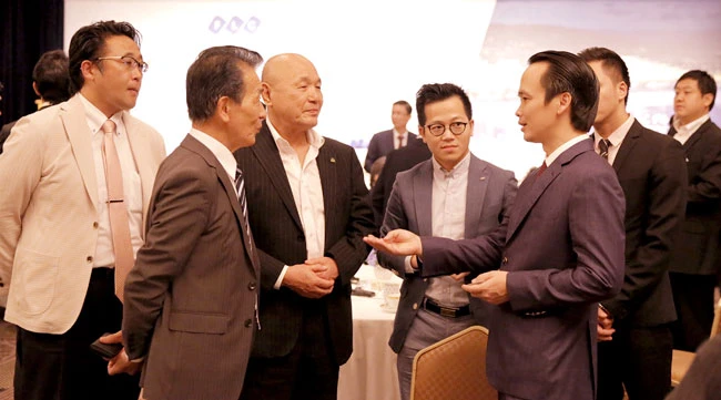 Chủ tịch Tập đoàn FLC Trịnh Văn Quyết (bên phải) trao đổi với các nhà đầu tư Nhật Bản.