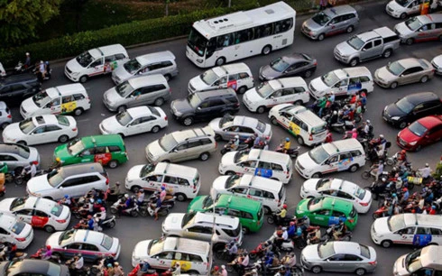 Các thành phố lớn như Hà Nội và TP HCM đang chịu áp lực lớn về quá tải các phương tiện giao thông (Ảnh minh họa: KT)