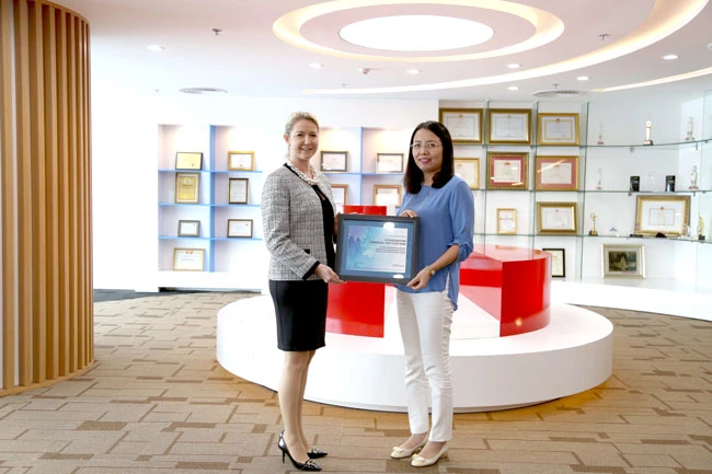 Ms. Deborah Jensen GĐ Dịch vụ và vận hành Khu vực Đông Nam Á và bà Nguyễn Hương Loan – Phó TGĐ Maritime Bank