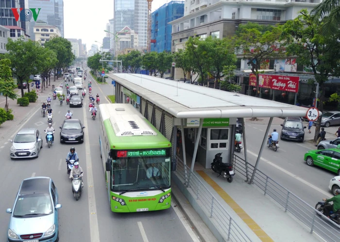 Qua hơn 9 tháng chạy trên đường phố Hà Nội, sự hiệu quả của BRT vẫn còn là một dấu hỏi đi cùng với nhiều bất cập chưa thể giải quyết.