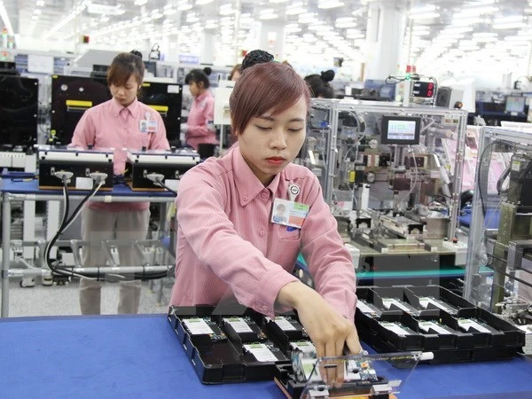 Lắp ráp điện thoại di động tại Tổ hợp công nghệ cao Samsung, Khu công nghiệp Yên Bình, tỉnh Thái Nguyên.