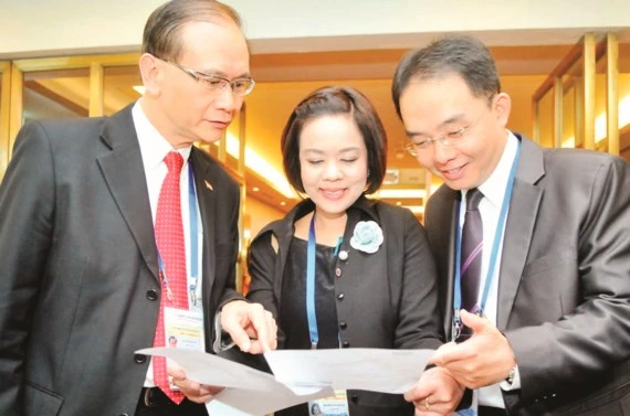 Các đại biểu dự APEC trao đổi tại hội nghị . 