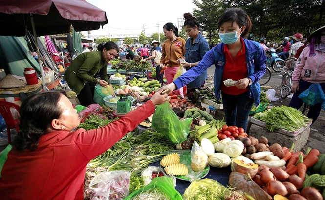Công nhân khu công nghiệp Tân Tạo (TP.HCM) mua rau sau giờ tan ca