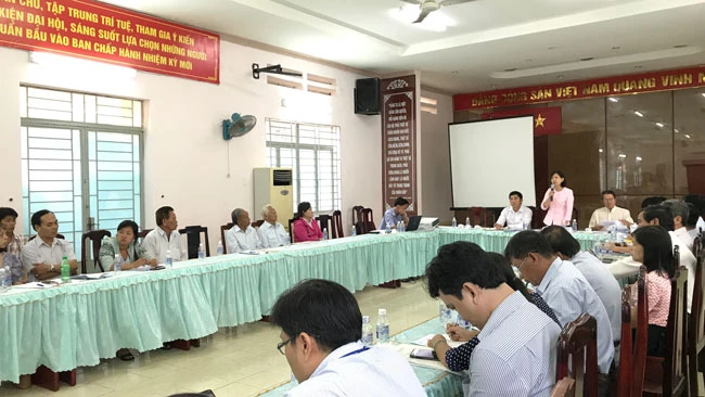 Bà Trịnh Thị Mỹ Lan, Phó Chủ tịch quận 12 chủ trì cuộc đối thoại với người dân sáng 15-9.