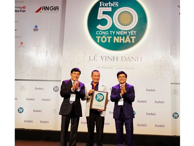 Giám đốc điều hành Vietjet Lưu Đức Khánh nhận chứng nhận từ Forbes