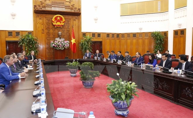 Thủ tướng Nguyễn Xuân Phúc tiếp Nhóm các nhà đầu tư quốc tế do ông Nirukt Sapru, Tổng Giám đốc Ngân hàng Standard Chartered tại Việt Nam dẫn đầu.