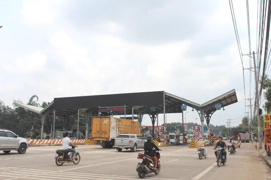 Trạm thu phí BOT tuyến tránh Biên Hòa tại tỉnh Đồng Nai đặt trên Quốc lộ 1 (xã Trung Hòa, huyện Trảng Bom) bị dư luận phản ứng Ảnh: XUÂN HOÀNG