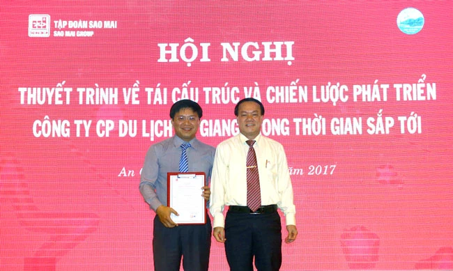 Ông Lê Thanh Thuấn – Chủ tịch HĐQT Tập đoàn Sao Mai thực hiện nghi thức trao quyết định bổ nhiệm tân Tổng Giám đốc CTCP Du lịch An Giang.