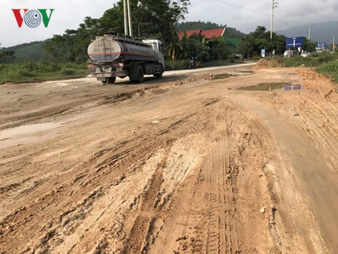 Quốc lộ 8A qua huyện Hương Sơn đang bị xuống cấp nghiêm trọng.
