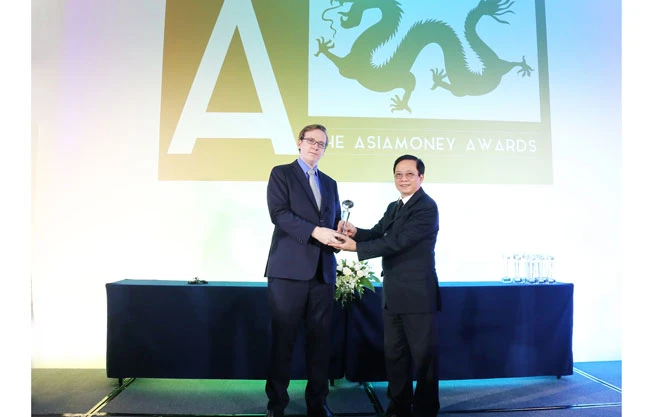 Ông Matthew Thomas, trưởng đại diện ở châu Á – đại diện Ban tổ chức trao giải thưởng cho ông Nguyễn Thành Đô – Phó CT HĐQT, đại diện HDBank nhận giải thưởng.