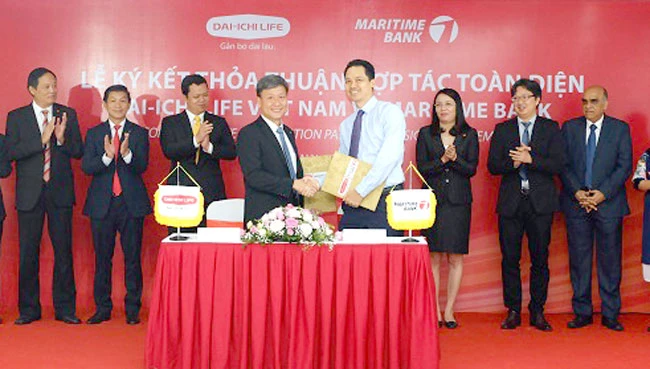Ông Trần Đình Quân (Tổng Giám đốc Dai-ichi Việt Nam) và Huỳnh Bửu Quang (Tổng Giám đốc Maritime Bank) cùng ký kết thỏa thuận hợp tác toàn diện. 